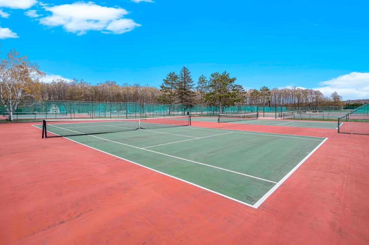 Boyne Falls Boyne Mountain Getaway, Unit Bアパートホテル エクステリア 写真