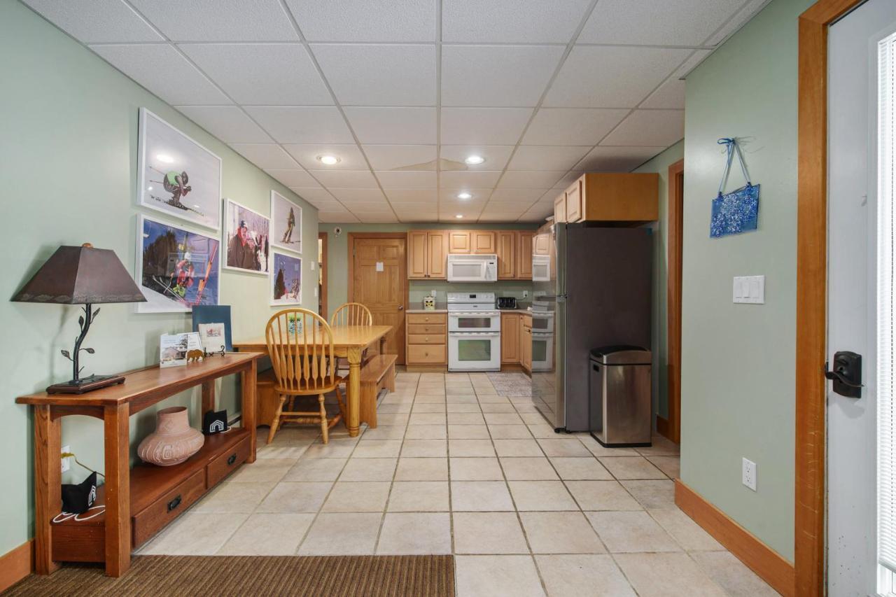 Boyne Falls Boyne Mountain Getaway, Unit Bアパートホテル エクステリア 写真